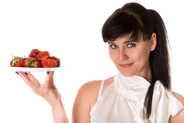 Verspielte Frau mit Erdbeeren auf dem Teller — Stockfoto