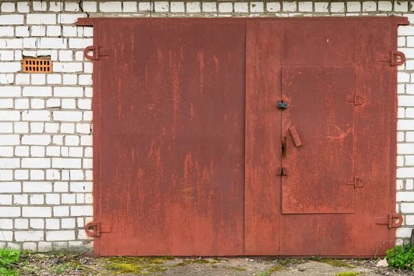 Πύλη ηλικίας κόκκινο μεταλλικό γκαράζ — Φωτογραφία Αρχείου