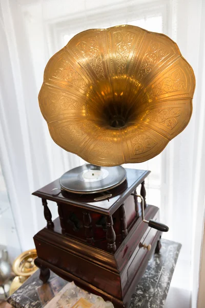 Gramophone in front of a window — Stock Photo, Image