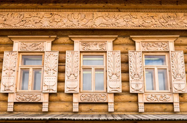 木製の装飾が施された窓 — ストック写真