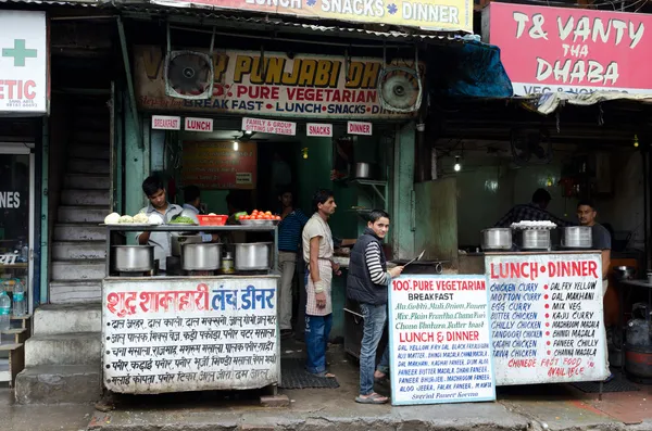 Dhabas 作为在新德里的路边小吃摊 — 图库照片