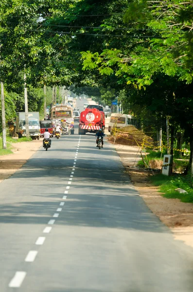 Intensivo tráfico en un estrecho asiático calle — Foto de Stock