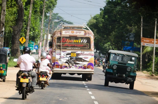 Intensivo tráfico en un estrecho asiático calle — Foto de Stock