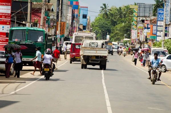 Intensieve verkeer op een smalle Aziatische straat — Stockfoto