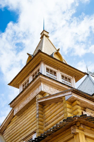 Casa de madera con cielo azul arriba — Foto de Stock
