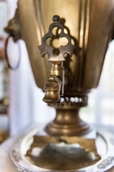 旧俄青铜茶茶壶的壶嘴 — 图库照片