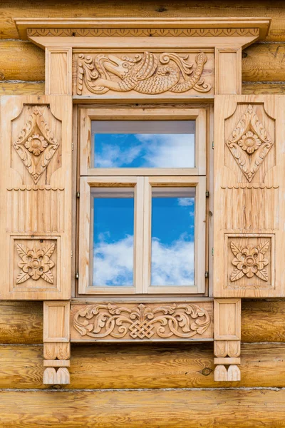 木製の装飾が施された窓 — ストック写真