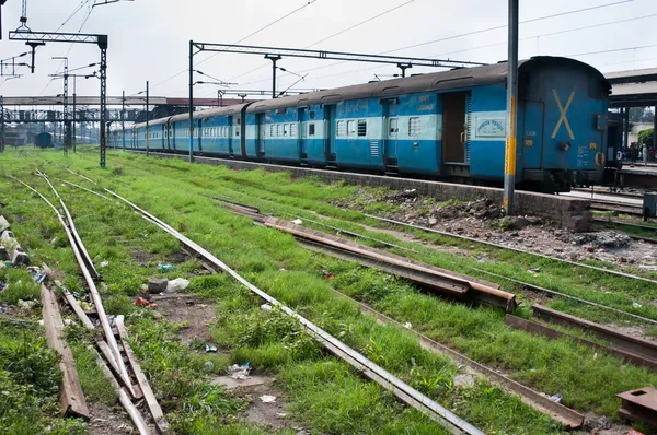 Поезд Индийской железной дороги на станции — стоковое фото