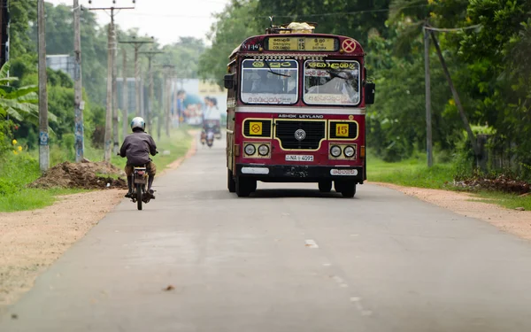 Азиатский регулярный общественный автобус в Шри-Ланке — стоковое фото