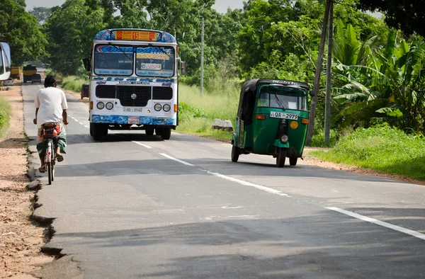 Азиатский регулярный общественный автобус в Шри-Ланке на дороге — стоковое фото