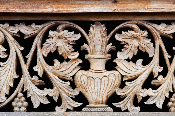 Antiguo tallado en madera con cuenco y flores — Foto de Stock