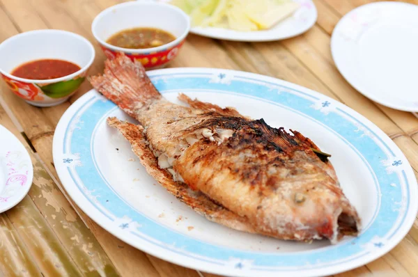 Grillen van vis op plaat met sauzen — Stockfoto