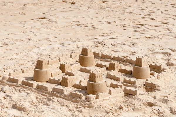 Crianças construção castelo de areia — Fotografia de Stock