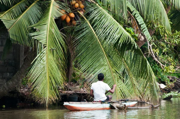 Šrí lankian rybář v loďce na řece — Stock fotografie