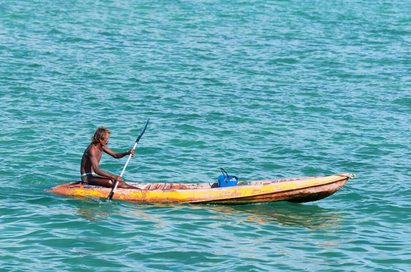 Tailandês fisher rows em pequeno barco — Fotografia de Stock