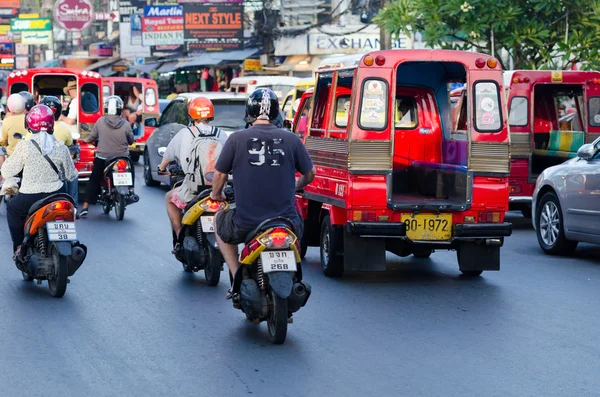 Tráfego nas ruas Phuket em alta temporada turística — Fotografia de Stock