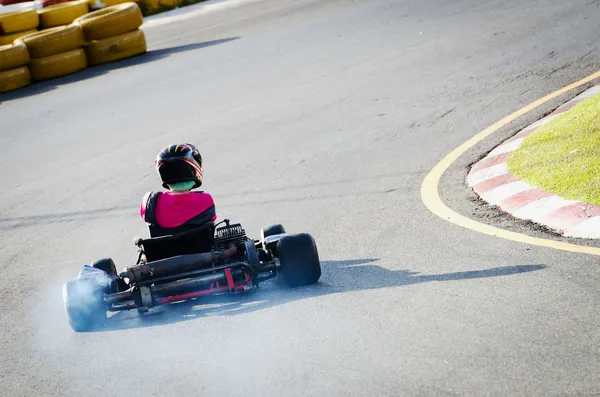 Motorista no circuito de kart — Fotografia de Stock