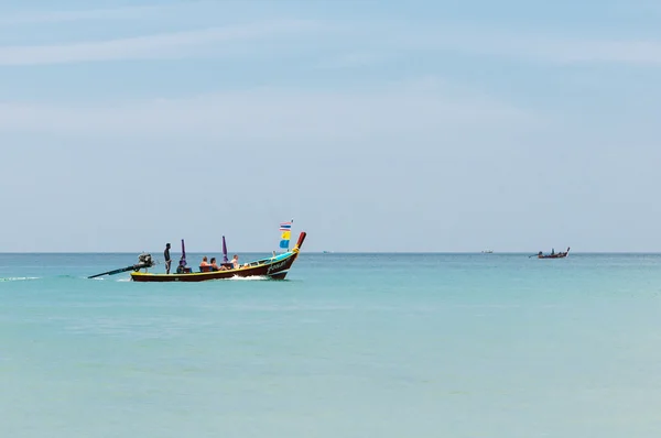 Тайское туристическое судно с туристами на спокойном синем море — стоковое фото