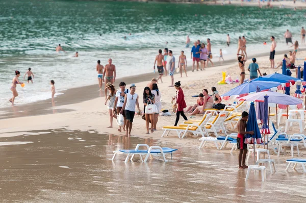 Thajsko, pláž: turisté, lehátka a slunečníky — Stock fotografie