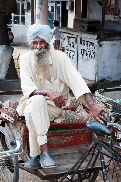 Ανώτερος rickshaw είναι σε αναμονή για τους επιβάτες — Φωτογραφία Αρχείου