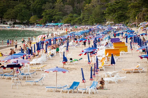 Thailand, beach: tourists, sunbeds and umbrellas — Stock Photo, Image
