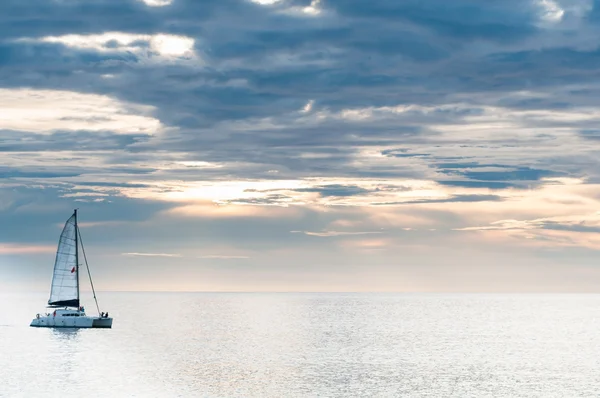 Яхта на закате — стоковое фото