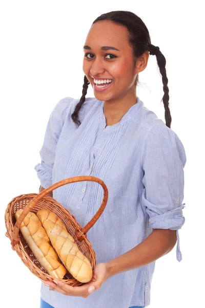 Miła dziewczyna wieloetnicznego z chleba w koszyku — Zdjęcie stockowe