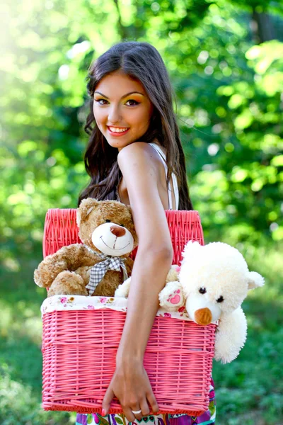 Lachende mooie jonge Kaukasische vrouw in het park — Stockfoto
