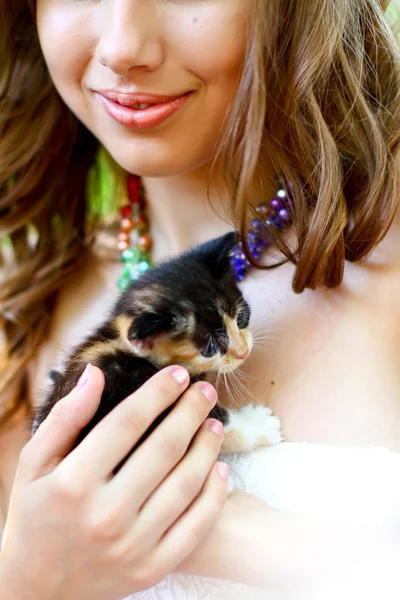 Pretty young caucasian girl with kitten — Stock Photo, Image