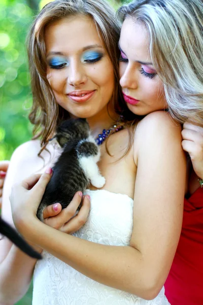 Pretty young caucasian girls with little kitten — Stock Photo, Image