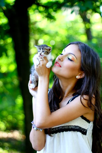 Pretty young caucasian girl with cute little kitten — Stock Photo, Image