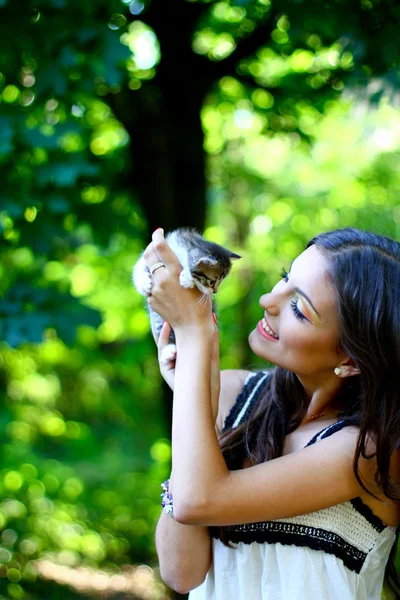 Pretty young caucasian girl with kitten — Stock Photo, Image