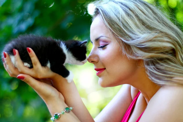 Yavru kedi ile sarışın kız — Stok fotoğraf