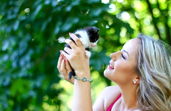 Ragazza bionda con gattino — Foto Stock