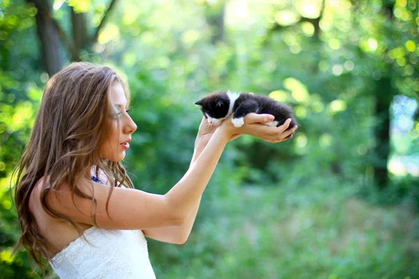 Ganska unga kaukasiska flickan med söta kattunge — Stockfoto