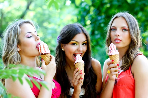 Кавказские девушки едят мороженое — стоковое фото