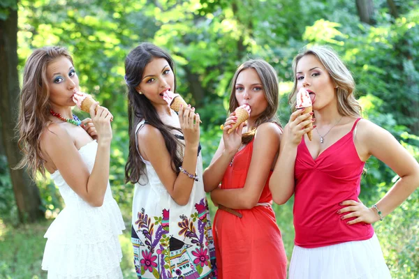 Čtyři krásné přátelé se zmrzlinou a šlehačkou — Stock fotografie
