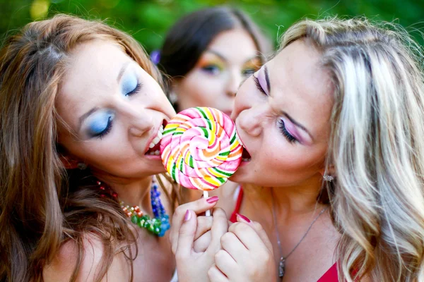 Two friends with lollipop — Stock Photo, Image