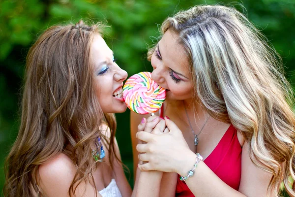 Två vänner med lollipop — Stockfoto
