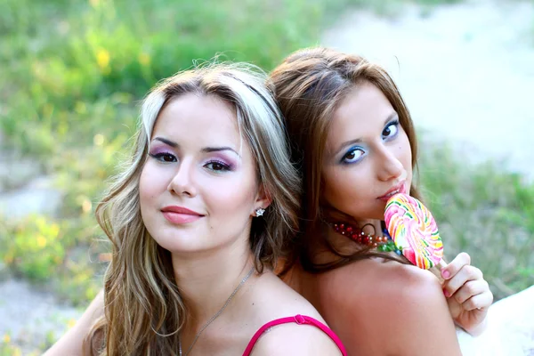 Twee vrij Kaukasische meisjes vrienden — Stockfoto