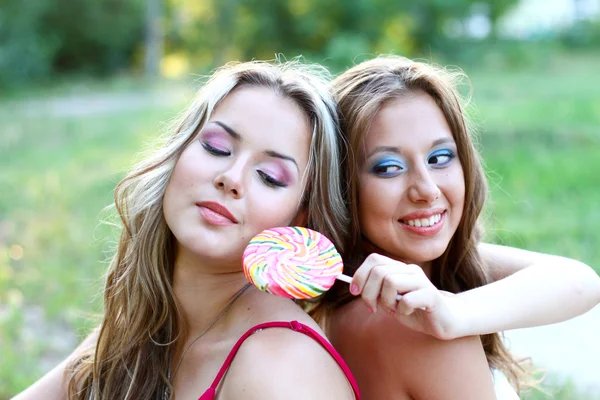 Zwei hübsche kaukasische Mädchen mit Lutscher — Stockfoto