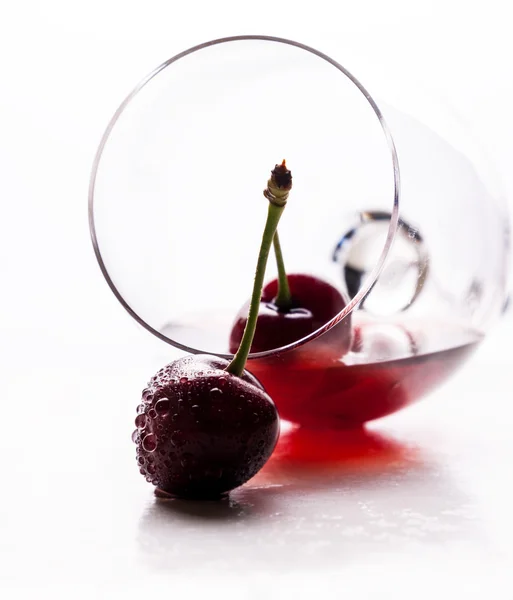 Червоний напій і стиглі вишневі ягоди — стокове фото