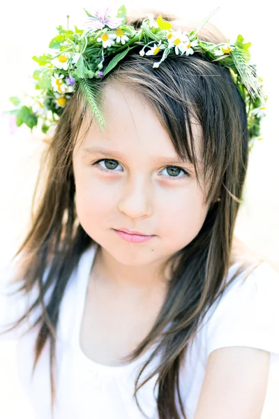 Ευτυχισμένος κορίτσι με ένα στεφάνι από λουλούδια. — Φωτογραφία Αρχείου