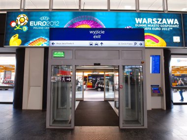 tren istasyonu ve euro 2012 afiş Varşova, Polonya