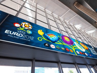 tren istasyonu ve euro 2012 afiş Varşova, Polonya