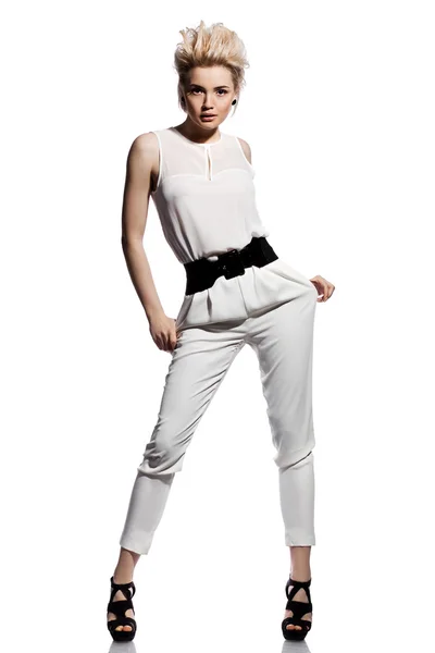Mooie modieuze vrouw in wit pak. — Stockfoto