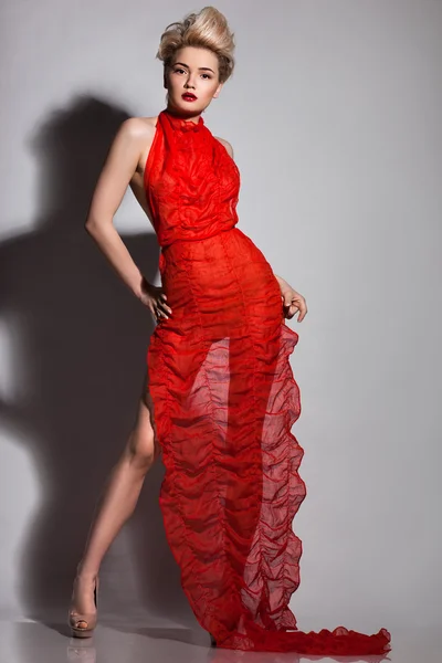 Krásná módní žena v červených šatech — Stock fotografie
