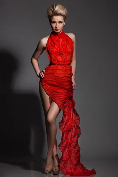 Schöne modische Frau im roten Kleid — Stockfoto