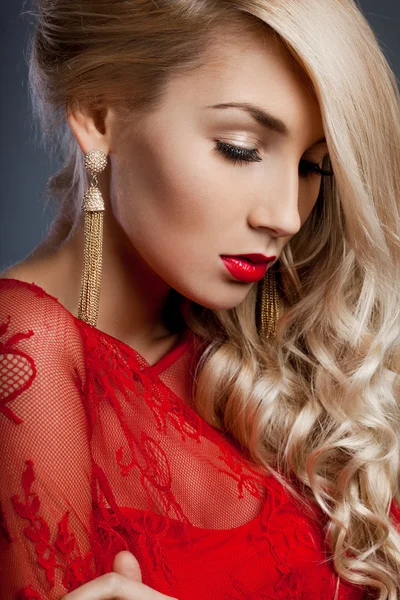 Hermosa mujer de moda en vestido rojo — Foto de Stock