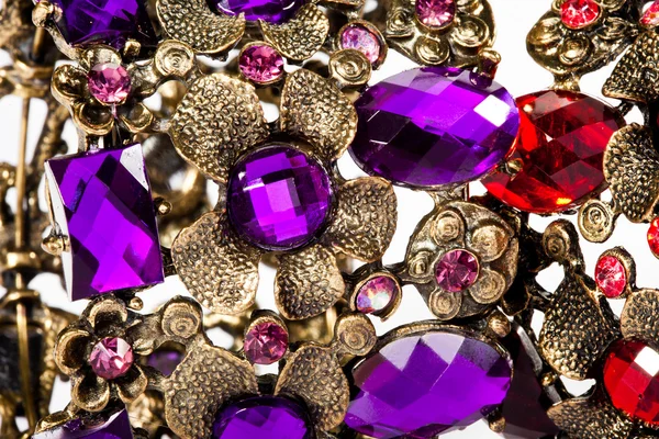 Close-up de violeta e pulseira vermelha — Fotografia de Stock